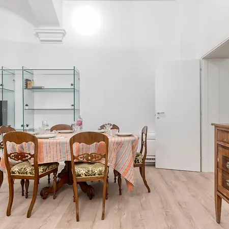 Carbonara Palace 1 - Luxury Comfort Under Medieval Towers *