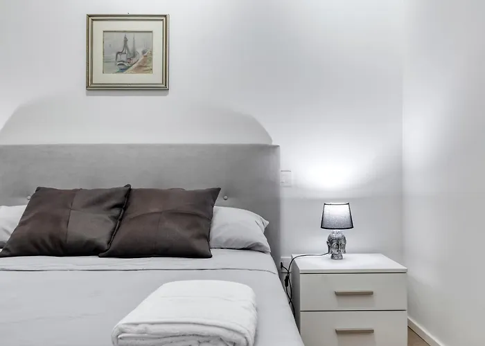 Carbonara Palace 1 - Luxury Comfort Under Medieval Towers